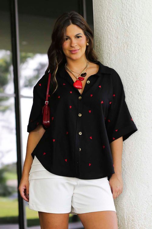 CAMISA TECA LINHO CORAÇÕES PRETA
