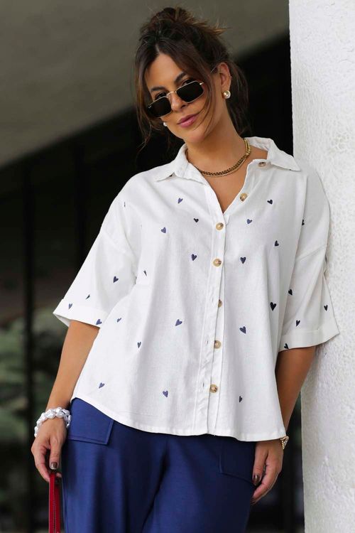 CAMISA TECA LINHO CORAÇÕES BRANCA