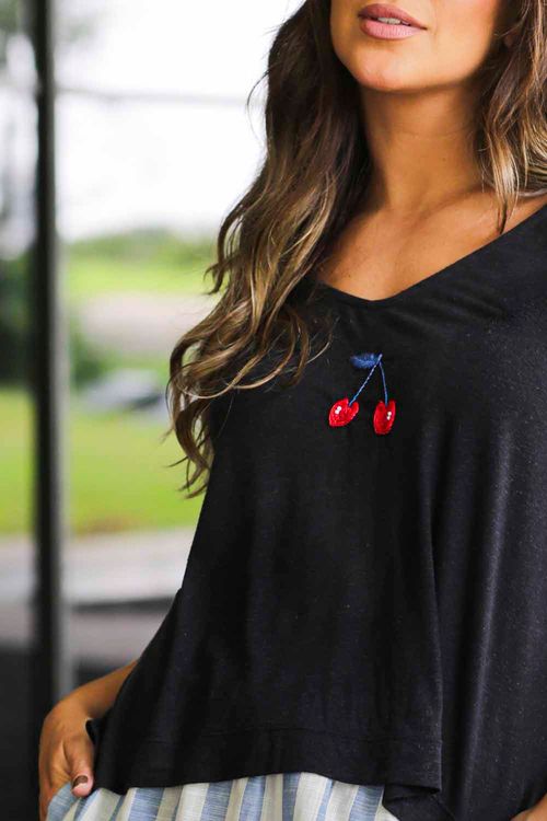 CAMISETA YARA CEREJA BORDADA PRETA