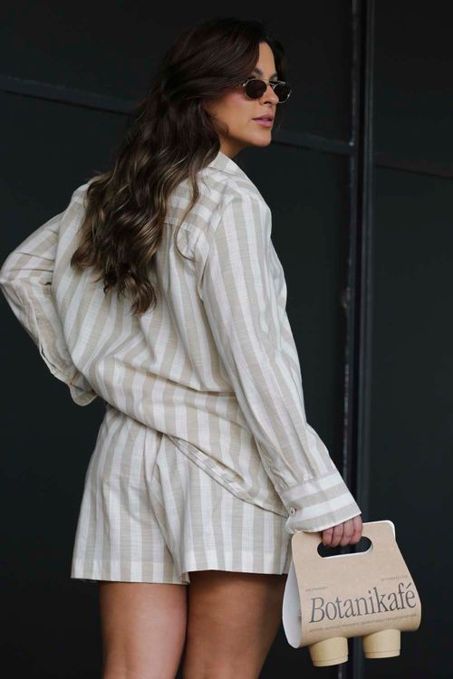 SHORT TARSILA LISTRADO AMENDOA