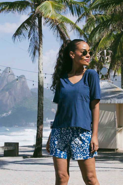 CAMISETA ESSENCIAL BÁSICA GOLA V AZUL MARINHO