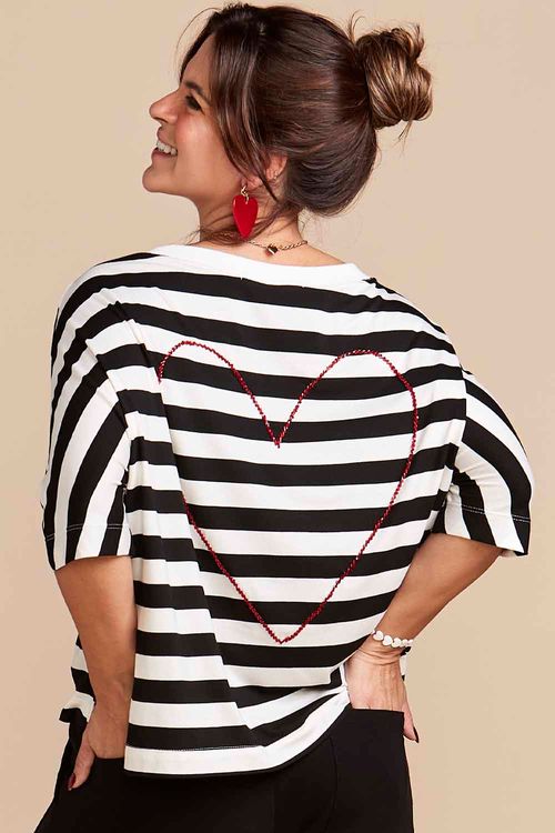 CAMISETA YARA LISTRADA PRETA BORDADO CORAÇÃO