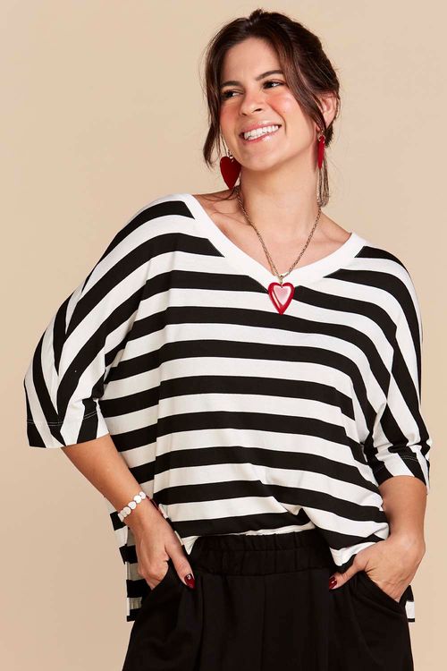 CAMISETA YARA LISTRADA PRETA BORDADO CORAÇÃO