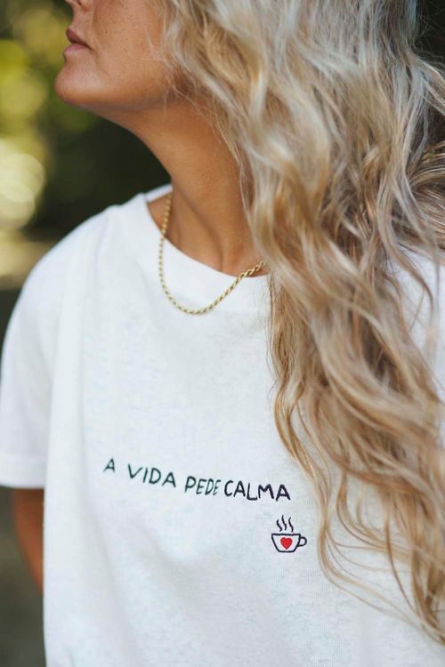 CAMISETA CALMA CAFÉ OFF WHITE