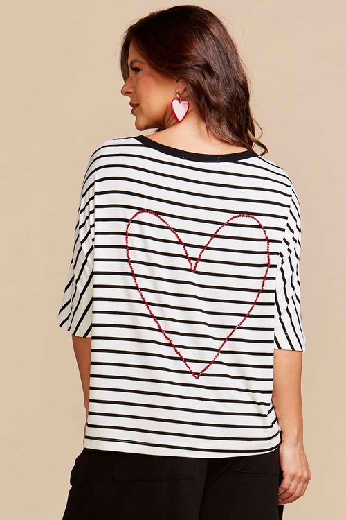 CAMISETA YARA LISTRADA PRETA BORDADO CORAÇÃO