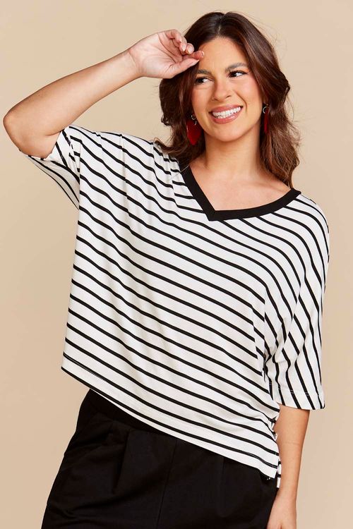 CAMISETA YARA LISTRADA PRETA BORDADO CORAÇÃO
