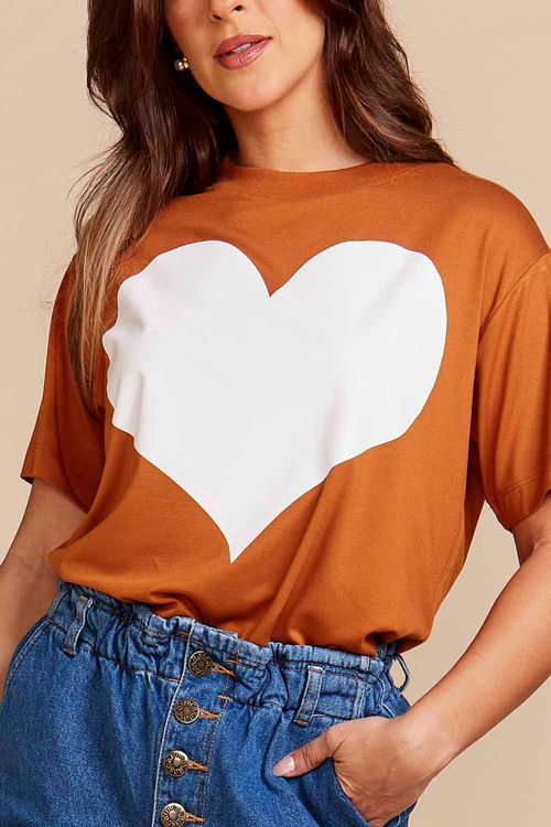 CAMISETA CLÁSSICA CARAMELO ESTAMPADA CORAÇÃO BRANCO