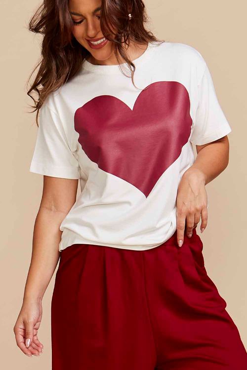 CAMISETA CLÁSSICA OFF WHITE ESTAMPADA CORAÇÃO VERMELHO