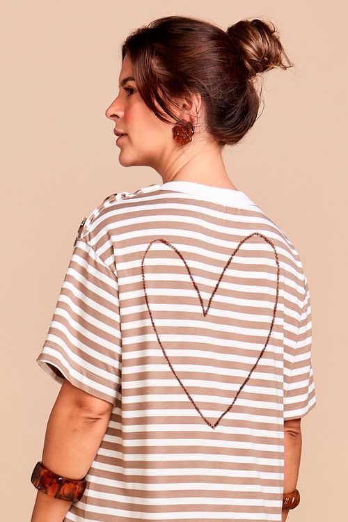 CAMISETA LISTRADA CAPUCCINO BORDADO CORAÇÃO