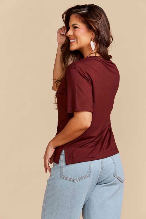 CAMISETA ESSENCIAL GOLA V CHOCOLATE