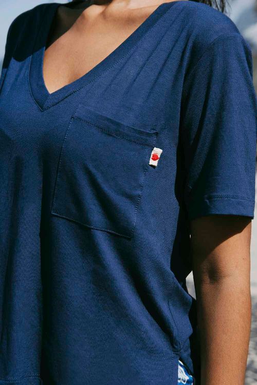 CAMISETA ESSENCIAL BÁSICA GOLA V AZUL MARINHO
