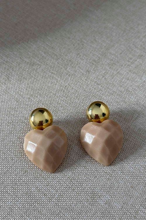 BRINCO CORAÇÃO SEXTAVADO RESINA CAPUCINO PEROLADO