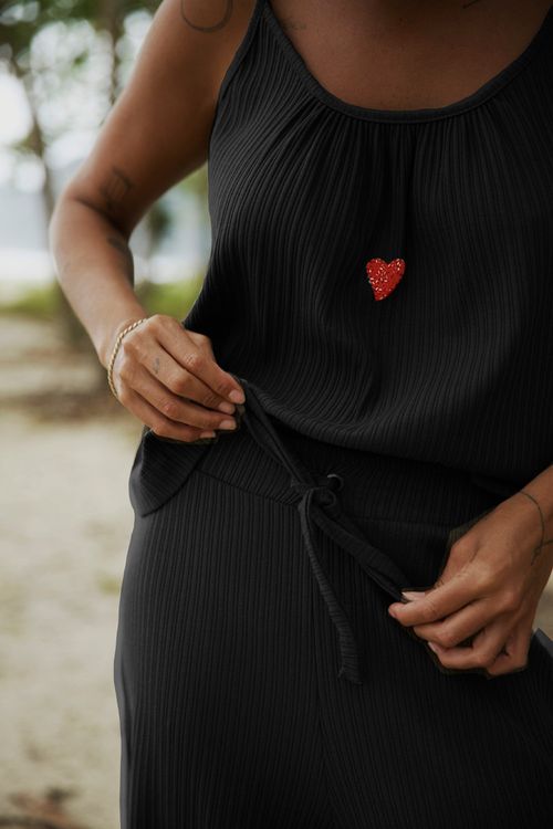 REGATA FRIDA CANELADA PRETA BORDADA