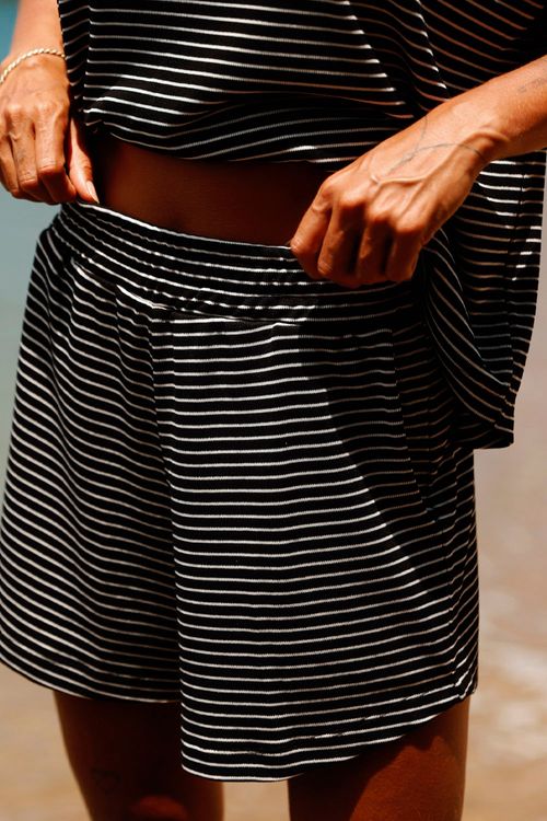 SHORT HELO TRICOT LISTRADO PRETO