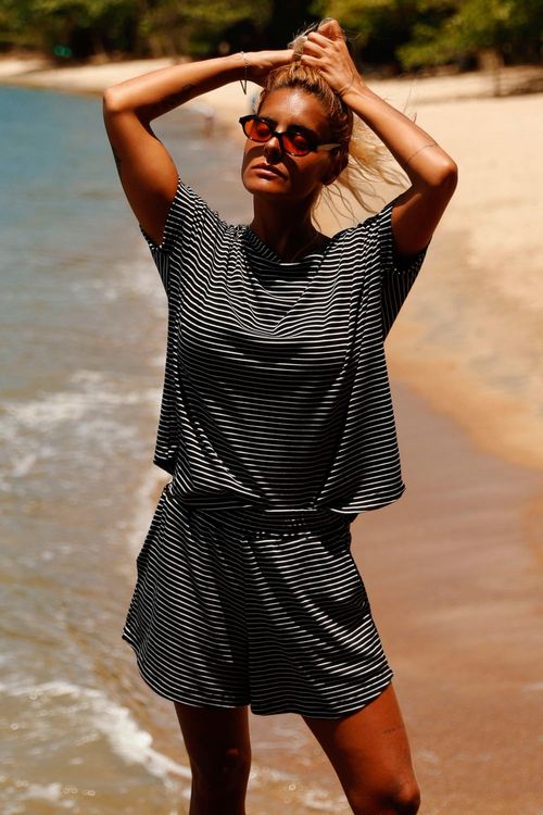 SHORT HELO TRICOT LISTRADO PRETO