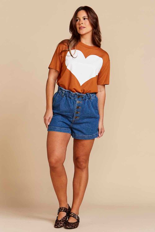 CAMISETA CLÁSSICA CARAMELO ESTAMPADA CORAÇÃO BRANCO